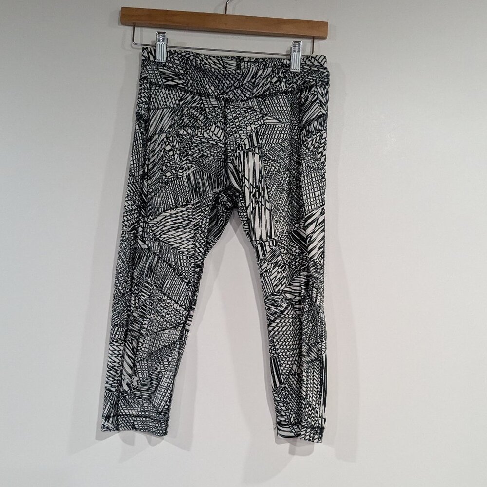*3/$10* Under Armour Heat Gear Printed Cropped Leggings Black White Size Small
